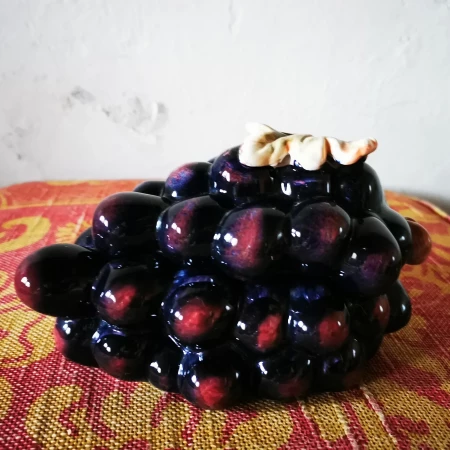 Jolie boîte ancienne en forme de grappe de raisin