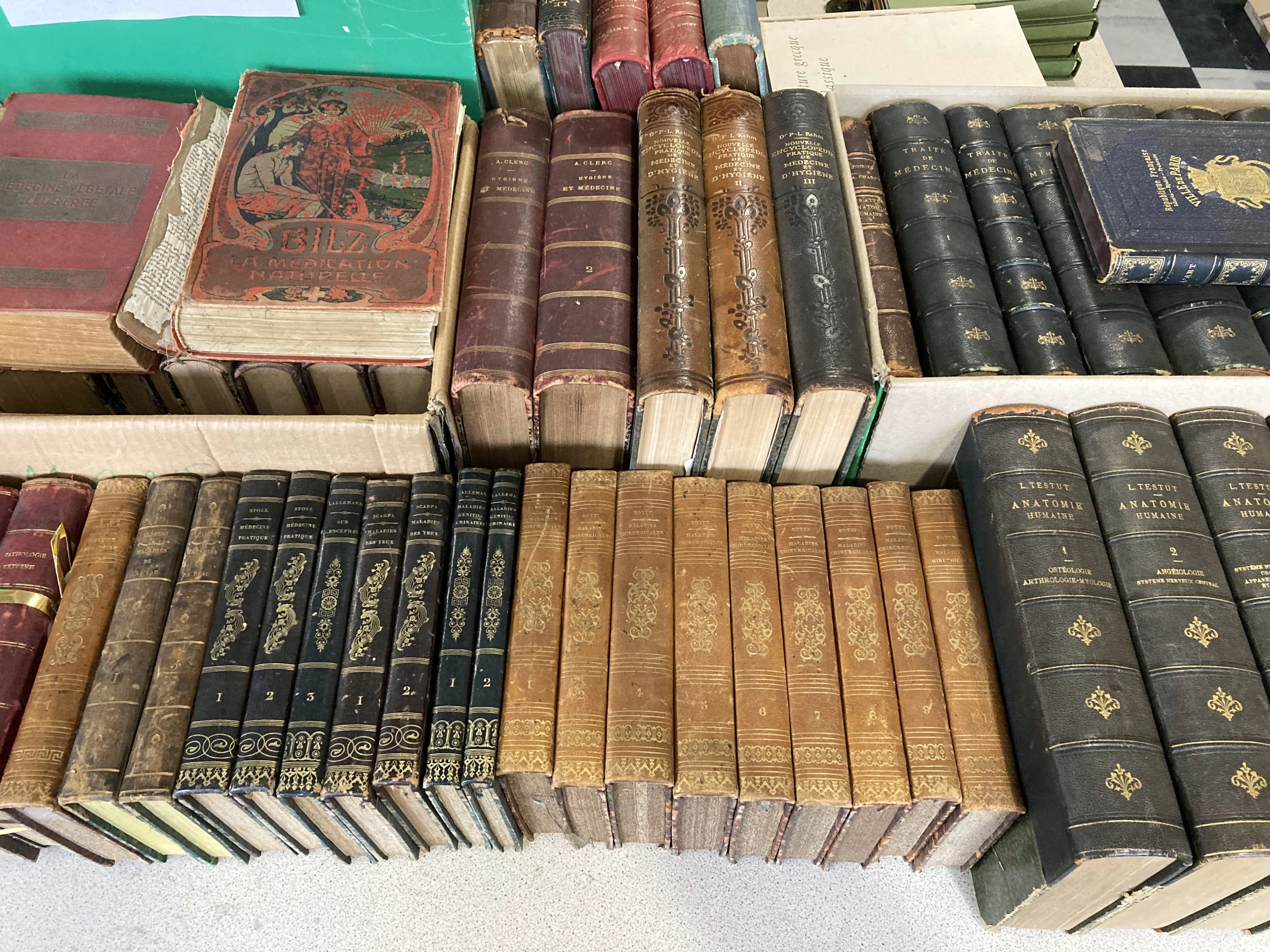 Grande vente de livres anciens, beaux livres, meubles, postes tsf, vins