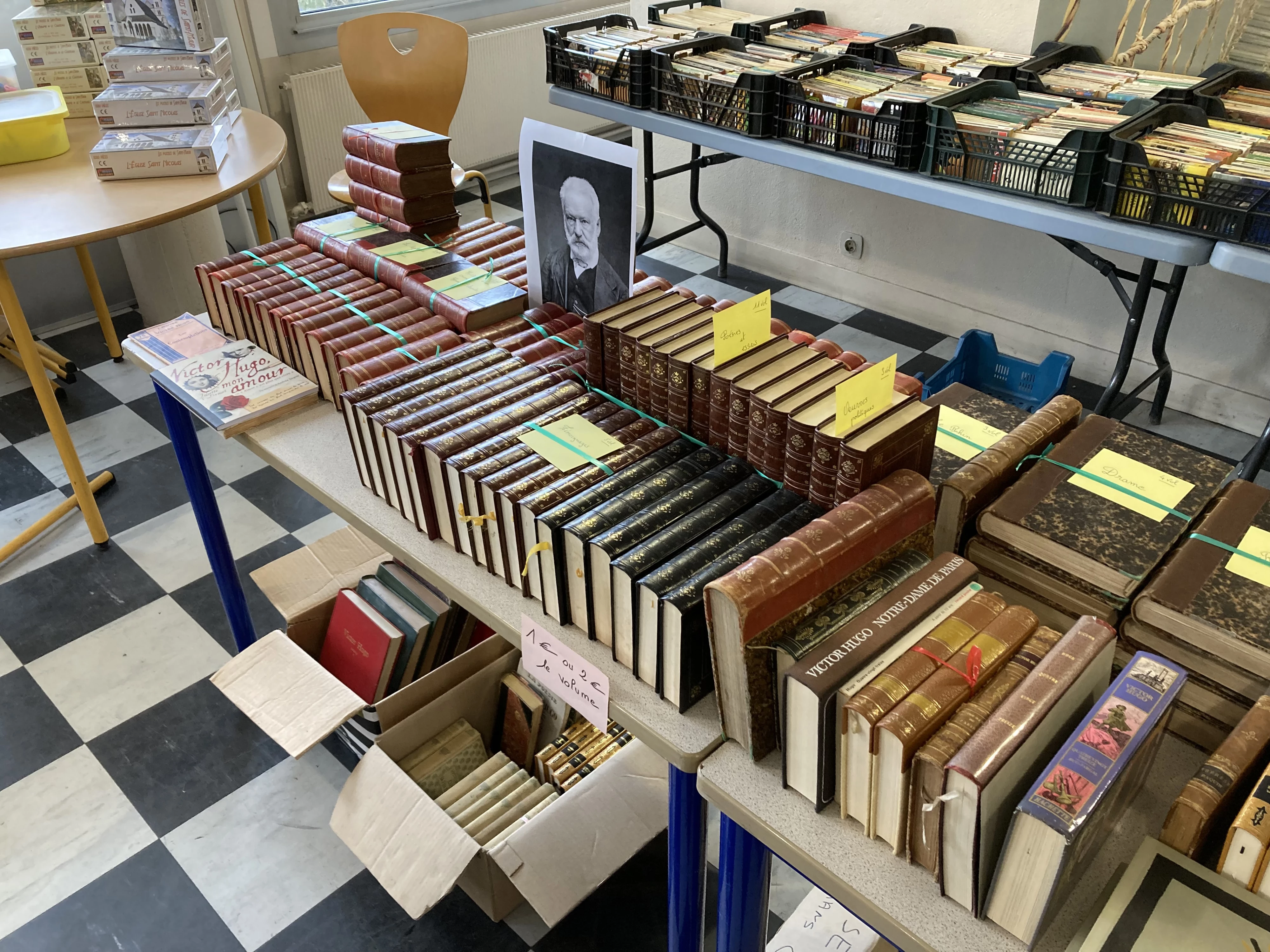 Grande vente de livres anciens, beaux livres, meubles, postes de tsf et vins