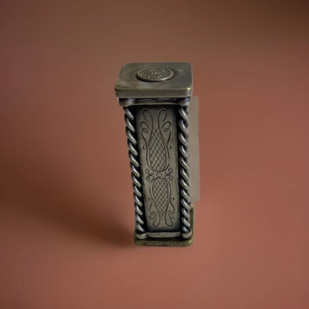 Stendhal élégant étui de rouge à lèvres en métal argenté gravé siglé / 1950