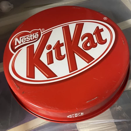 Plateau kit kat en métal