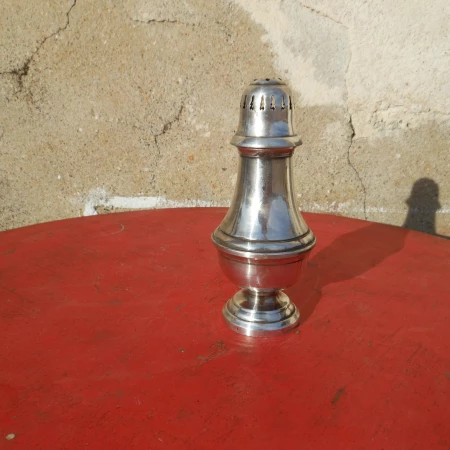 Sucrier saupoudreur en métal argenté ancien .broc_du_sud