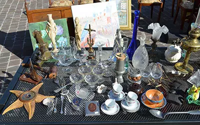 Stand des amis de l'église st saturnin de mazerier lors de la brocante